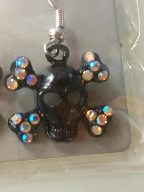 Pirate / skull head earrings with rhinestones - disney disneyland paris - – photo 3